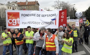 Des centaines de personnes - plus de 2.000 selon les syndicats, 1.300 selon la préfecture - ont manifesté samedi à Aulnay-sous-bois (Seine-Saint-Denis) pour défendre le maintien de l'activité de production de l'usine PSA d'Aulnay, dont les salariés craignent l'arrêt
