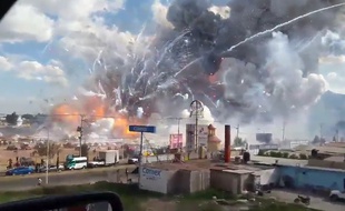 Capture d'écran d'une vidéo amateur après l'explosion sur un marché de feux d'artifice à Tultepec, au Mexique, le 20 décembre 2016.