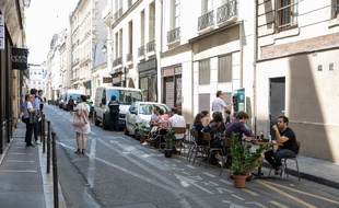 La terrasse d'un restaurant occupant une place de livraison à Paris.