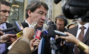 Xavier Darcos a détaillé jeudi les activités éducatives après la classe qu'il entend mettre en oeuvre dans 900 collèges prioritaires à la rentrée, réclamant le concours de collectivités territoriales qui sont plutôt "favorables" à condition d'obtenir un accompagnement financier.