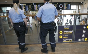 Des policiers norvégiens armés à la gare centrale d'Oslo le 25 juillet 2015.