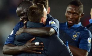 La charnière centrale de l'équipe de France, Mamadou Sakho (gauche), et Mapou Yanga Mbiwa (droite), lors de la victoire 1-0 de l'équipe de France contre la Finlande, le 7 septembre 2012.