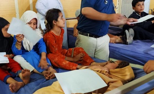 Des enfants attendent d'être examinés après des rumeurs de réactions à un vaccin anti-polio, le 22 avril 2019 au Pakistan.