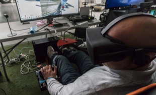 Les technologies VR sont utilisées pour des simulateurs de vol comme sur cette photo, puisqu'elles procurent beaucoup d'émotions.
