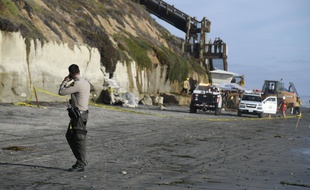 La police américaine sur la plage californienne où l'éboulement d'une falaise a tué trois personnes début août 2019.