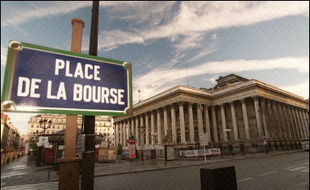 La Bourse de Paris montait jeudi à la mi-séance, le CAC 40 prenant 0,81%, profitant de la hausse de Total et des valeurs financières, malgré des déceptions sur les résultats de Renault et les perspectives de Pernod Ricard.