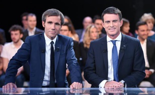 Le journaliste David Pujadas et le Premier ministre Manuel Valls sur le plateau de France 2 le 24 septembre 2015 à Paris