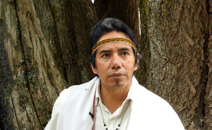 Mindahi Bastida est membre du peuple Otomi, dans l'actuel Mexique