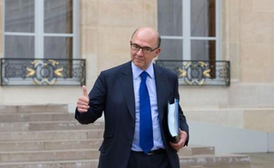 Une mission d'inspection sur la transparence des prix du carburant va être conduite par le gouvernement, a annoncé le ministre de l'Economie et des Finances Pierre Moscovici qui envisage le blocage temporaire des prix à la pompe.
