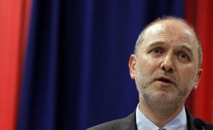 Denis Baupin, le vice président (EELV) de l'Assemblée nationale a demandé à la ministre de l'Ecologie et de l'énergie Delphine Batho de garantir la sûreté des cuves des réacteurs nucléaires français après l'incident survenu sur un réacteur en Belgique.