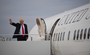 Le président Donald Trump embarque sur Air Force One le 14 août 2017.