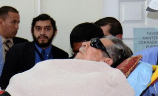 L'ancien dictateur guatémaltèque Efrain Rios Montt arrive sur une civière à son procès à Guatemala, le 5 janvier 2015
