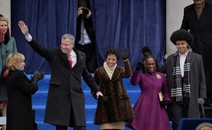 Le nouveau maire démocrate de New York, Bill de Blasio, a promis mercredi de faire de la plus grande ville américaine une cité "plus juste et plus progressiste", se disant déterminé à y combattre les inégalités.