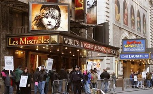 Broadway stagehands walk a picket line in front of "Les Miserables" at the Broadhurst Theater 10 November 2007 in New York as most theaters are shut down by the workers' strike. The fabled lights of Broadway dimmed as stagehands walked out, the second labor crisis in a week to rock the powerhouse US entertainment industry on the heels of a separate film and TV writers strike. AFP PHOTO/Stan HONDA