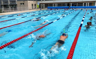 Des nageurs dans le bassin extérieur de l'Espace Divaquatic en Loire-Atlantique.