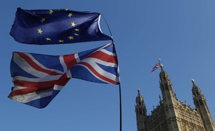 Les drapeaux britannique et européen devant le Palais de Westminster à Londres, le 27 février 2019.