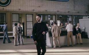 Le compositeur Thylacine sur le tournage de la série « Ovni(s) ».