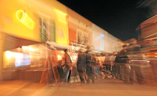 Samedi soir sur le cours Saleya, qui concentre dans le Vieux-Nice des établissements nocturnes.
