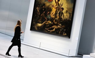 La femme qui a vandalisé le tableau de Delacroix "La liberté guidant le peuple", joyau du Louvre-Lens, a écrit "AE911" au feutre indélébile noir, mais l'inscription semblait pouvoir être nettoyée, ont indiqué à l'AFP des sources concordantes.