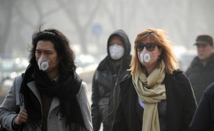"Il y a de moins en moins de visiteurs ici", constate jeudi avec amertume Xiao Yan, une Chinoise offrant ses services de guide touristique place Tiananmen, tandis que Pékin subit un nouveau pic redoutable de pollution atmosphérique.