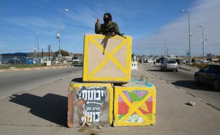 Un soldat israélien monte la garde à Goush Etzion, en Cisjordanie occupée, le 5 janvier 2016