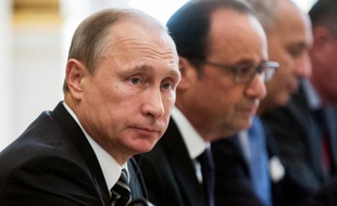 Le président russe Vladimir Poutine (G) et le président français François Hollande à l'Elysée à Paris le 2 octobre 2015