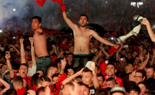 Si les joueurs albanais n'ont pas pu totalement se lâcher après leur victoire dimanche à Lyon, les supporters albanais l'ont fait pour eux dans la fan-zone de Tirana.