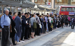 File d'attente à Londres devant une station de bus pendant la grève de métro du 9 juillet 2015.