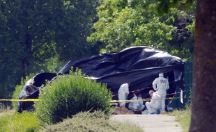 Des policiers scientifiques sur les lieux de l'attentat de Saint-Quentin-Fallavier, le 26 juin 2015.