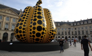 La citrouille géante de Yayoi Kusama, en 2020, fait partie des œuvres qui ont été vendues frauduleusement par cette femme.