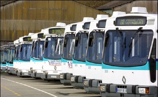 Les transports publics et aériens étaient perturbés mardi matin, dans plusieurs villes de province, notamment à Rennes, Nantes, Marseille et Toulouse, en raison de la journée de mobilisation contre le contrat première embauche (CPE), tandis qu'à Paris la situation était normale.
