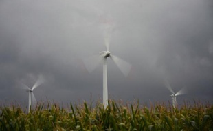 La Compagnie du Vent, qui appartient au groupe GDF Suez, a été condamnée à enlever 10 éoliennes de deux parcs dans le Pas-de-Calais, un cas sans précédent par son ampleur, a-t-on appris mercredi de sources concordantes.