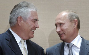 Le patron d'ExxonMobil, Rex Tillerson, et Vladimir Poutine, en 2011.