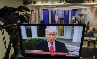Donald Trump a appelé ses partisans à « rentrer chez eux », après que plusieurs centaines d'entre eux ont envahi le siège du Congrès.