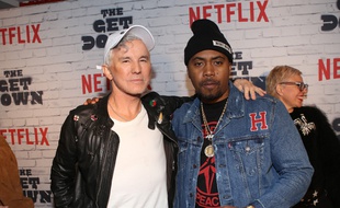 Le réalisateur Baz Luhrmann et le rappeur Nas lors du lancement de la deuxième partie de The Get Down à New York