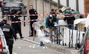 La police scientifique fait des relevés devant le collège juif Ozar Hatorah où a eu lieu une fusillade tuant quatre personnes dont trois enfants. Lundi 19 mars 2012.