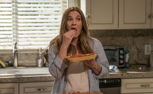 Drew Barrymore incarne une zombie dans la nouvelle série Netflix «Santa Clarita Diet».