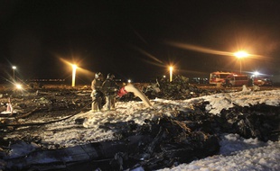 Intervention des pompiers après le crash de l'avion de Christophe de Margerie le 21 octobre 2014 près de Moscou.