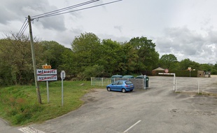 Vue du parking du terrain de football de Mériadec (Morbihan), où sont régulièrement déposées des bouteilles d'urine.