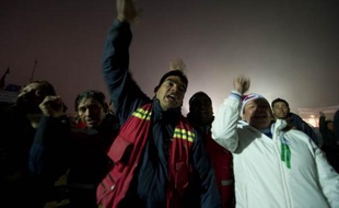 C'est le soulagement parmi les proches des 33 mineurs ensevelis depuis 17 jours, au Chili, après la première prise de contacts avec eux, dimanche 22 août 2010.