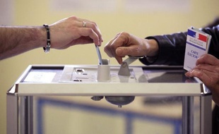 A cent jours du premier tour de l'élection présidentielle, tous les scénarios semblent possibles, alors que le combat politique s'annonce impitoyable dans un climat de récession économique, de hausse du chômage et d'austérité budgétaire.