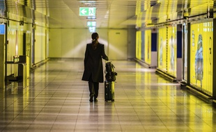 Une passagère dans un aéroport. Illustration.