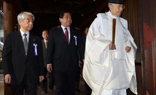 Un ministre japonais s'est rendu vendredi au sanctuaire controversé de Yasukuni à Tokyo, a constaté un journaliste de l'AFP, ce qui pourrait provoquer l'agacement de Pékin et de Séoul.