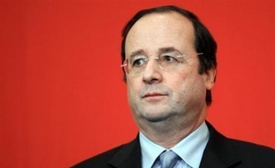 Le premier secrétaire du PS François Hollande a indiqué qu'il ne se rendrait pas aux voeux de Nicolas Sarkozy au Parlement mercredi après-midi car le président de la République n'a, selon lui, "pas à convoquer le Parlement à l'Elysée".