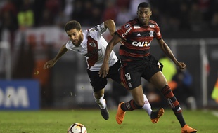 Jean Lucas (à droite), ici sous le maillot de Flamengo face à River Plate en Copa Libertadores en mai 2018.