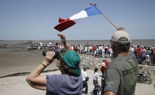 Des spectateurs lors du passage du Gois sur le Tour de France, le 2 juillet 2011