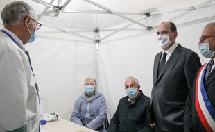 Le Premier ministre, Jean Castex visite le centre de vaccination contre le coronavirus de Nevers, le 9 mars 2021.