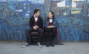 Dylan Minnette et Katherine Langford dans la série « 13 Reasons Why ».