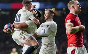 Manu Tuilagi félicite George Ford lors de la victoire de l'Angleterre contre le pays de Galles dans le Tournoi des 6 Nations, le 7 mars 2020.