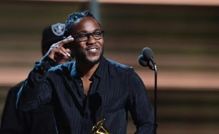 Kendrick Lamar reçoit le prix du meilleur album rap, lors de la cérémonie des Grammy's à Los Angeles le 15 février 2016